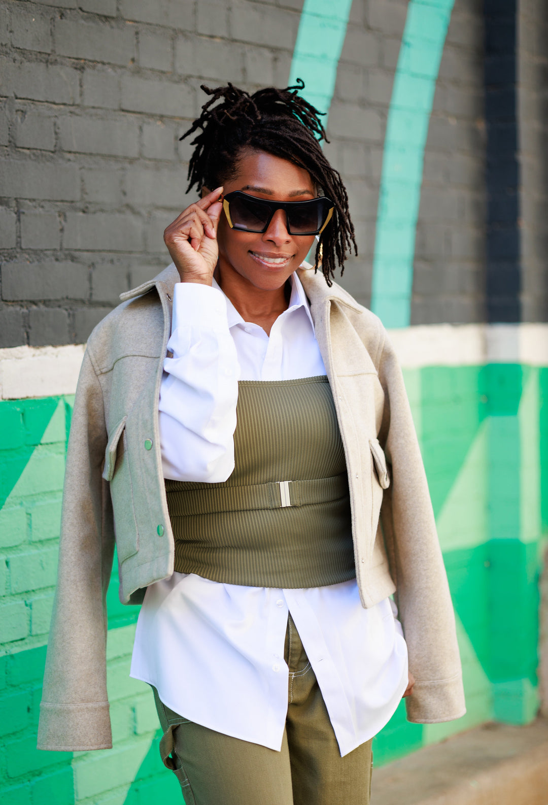 Black and Gold Oversized Sunglasses – GOODWINXXII display picture 3
